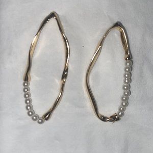 Gold earrings with pearls